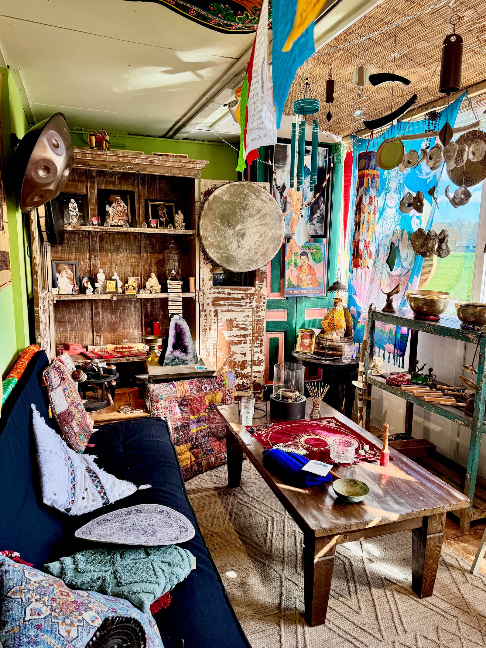 Het sfeervolle workshop-hoekje met klankschalen, trommels en kussens