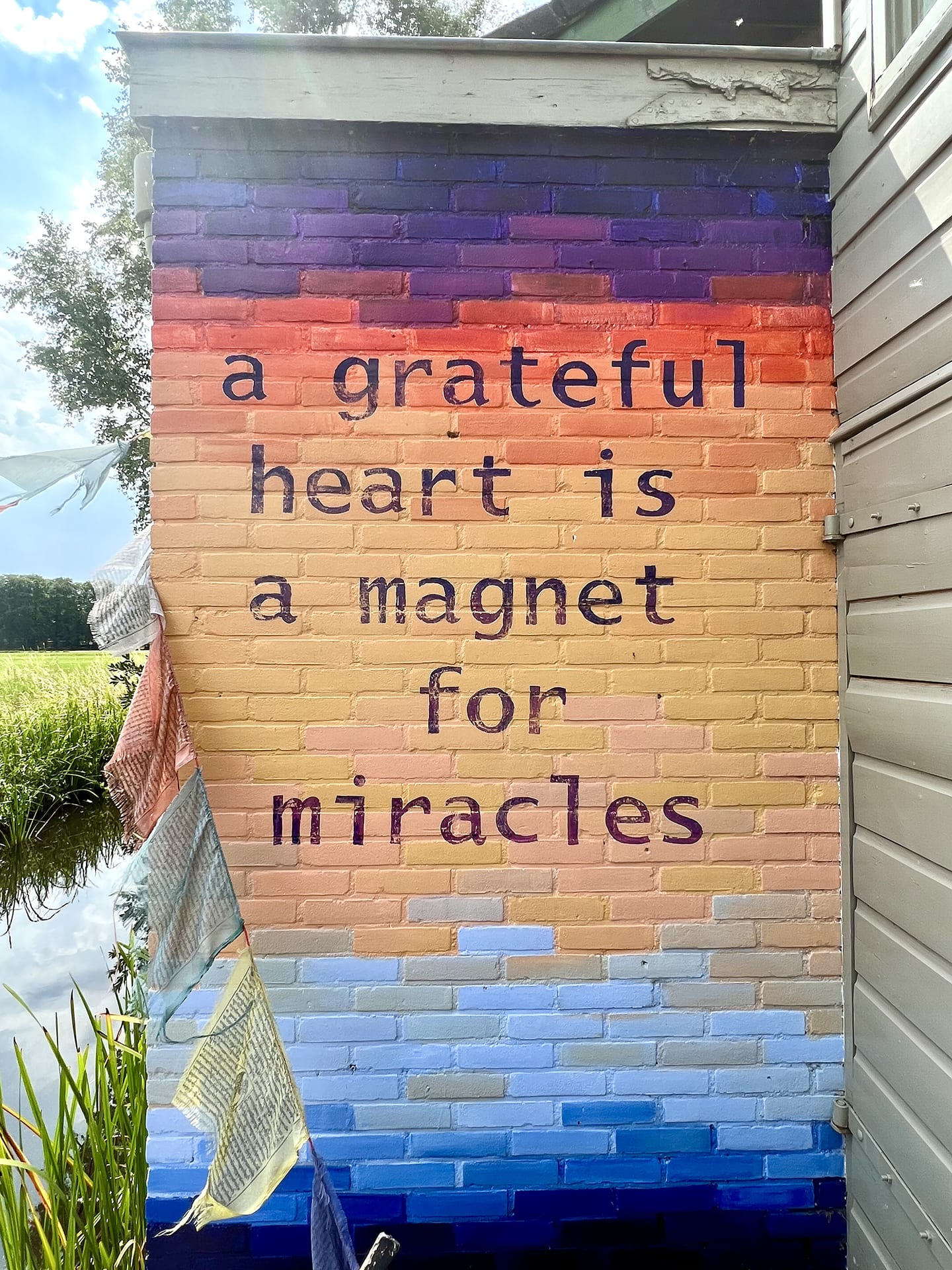 De achterkant van Grateful Living